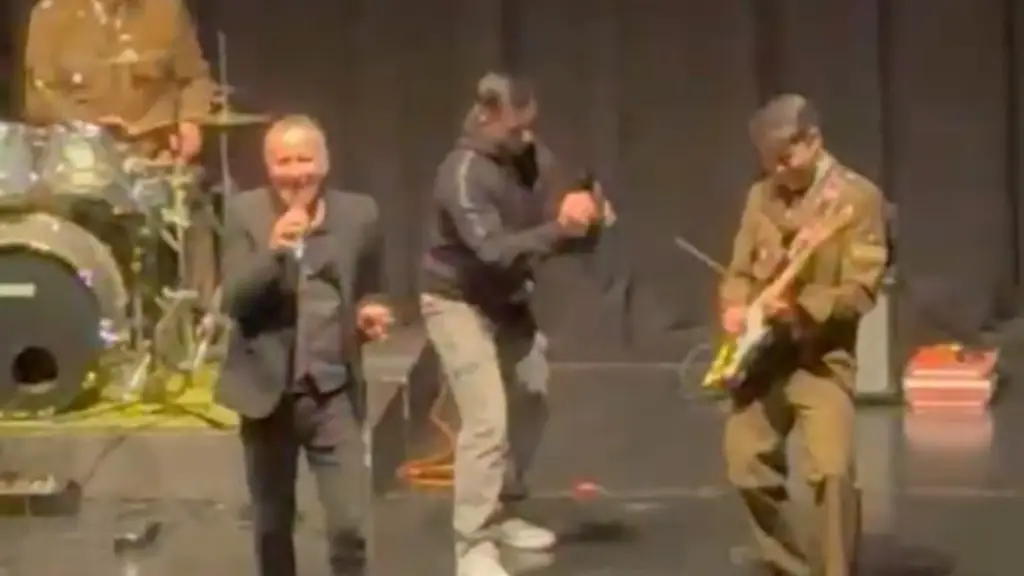Miguel Tapia junto a la Small Band de Carabineros  - Cedida