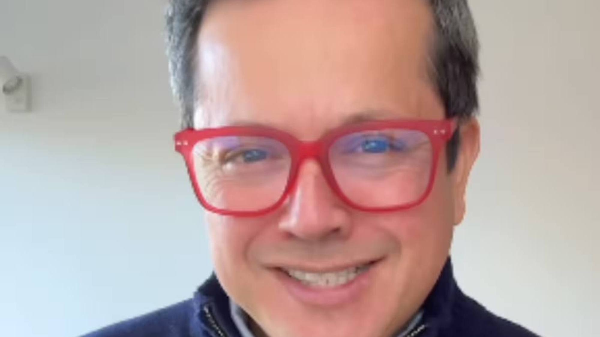 Abogado que la rompe en redes cuestionado por borrar videos 