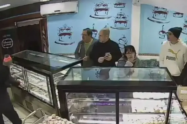A la izquierda se alcanza a ver el robo ,Captura