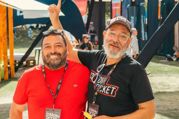 Koto Valenzuela y León Murillo ,Redes sociales