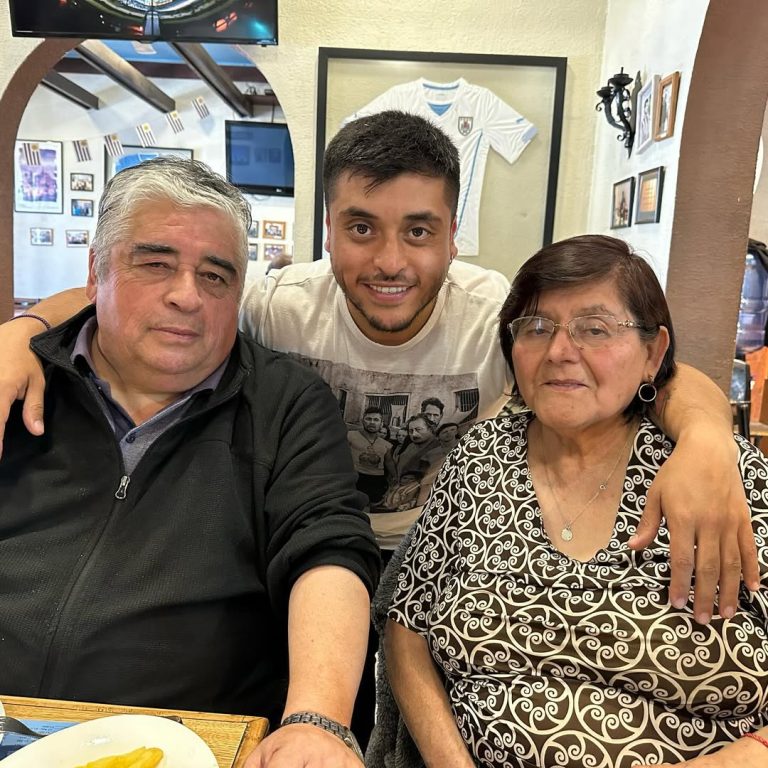 Juan Vera Valdés y sus padres - Instagram