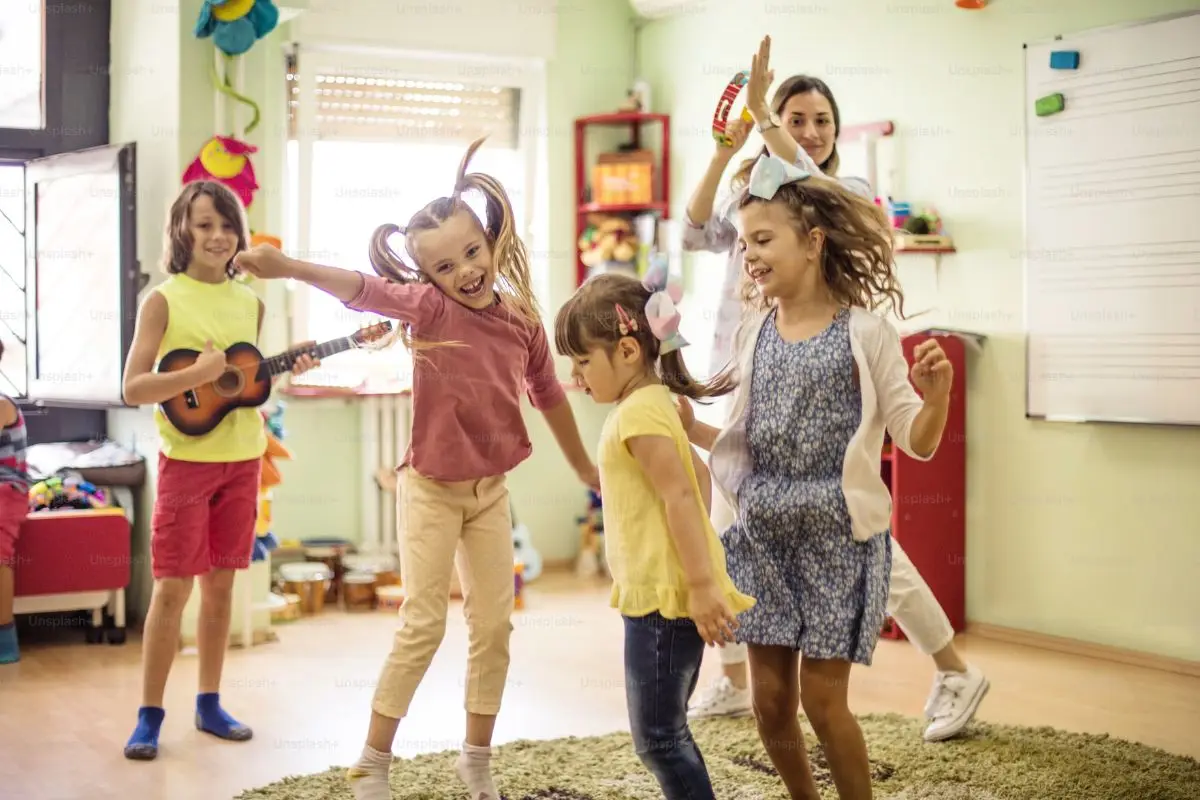La alegría de los niños y el baile, Cedida