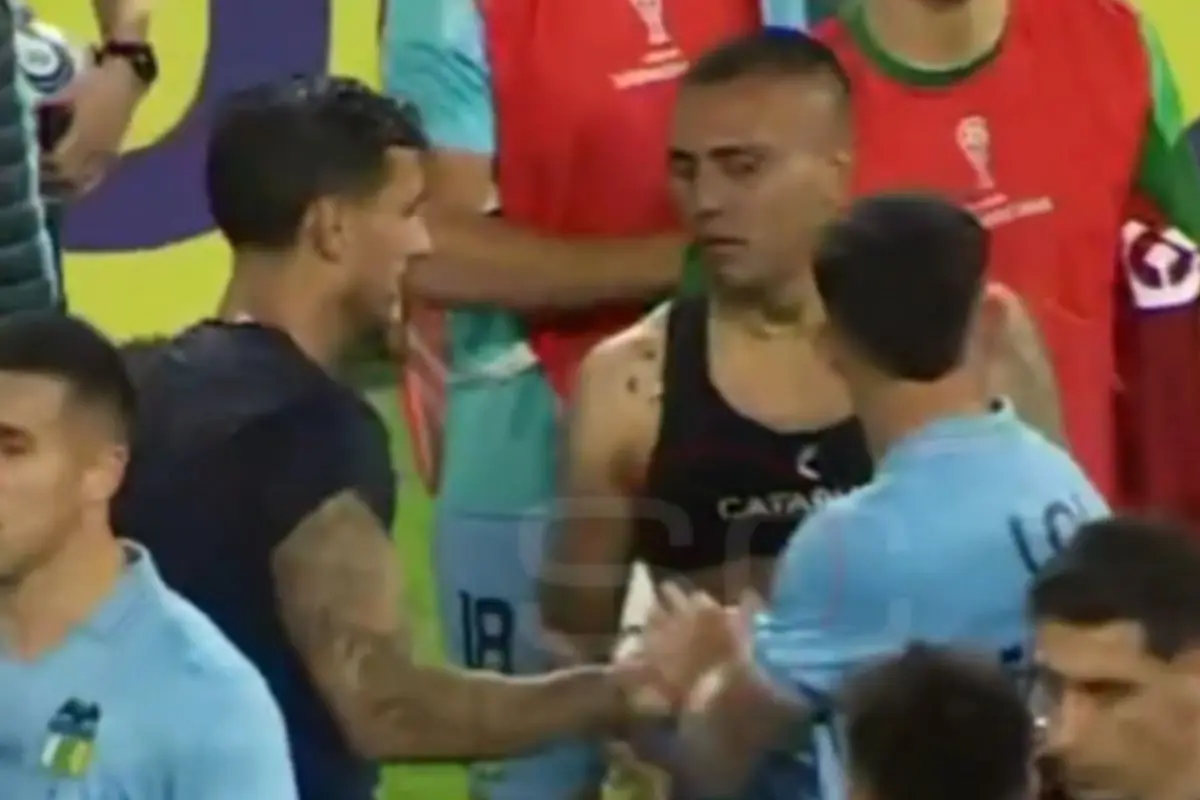 Juan Leiva se llevó la camiseta de Leandro Paredes, Captura