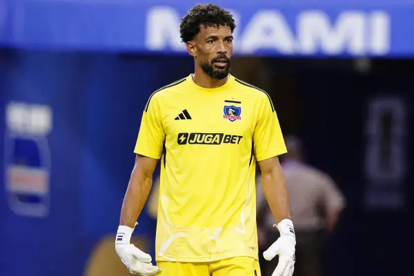Vozinha con la camiseta de Colo Colo (IA) ,Montaje LH