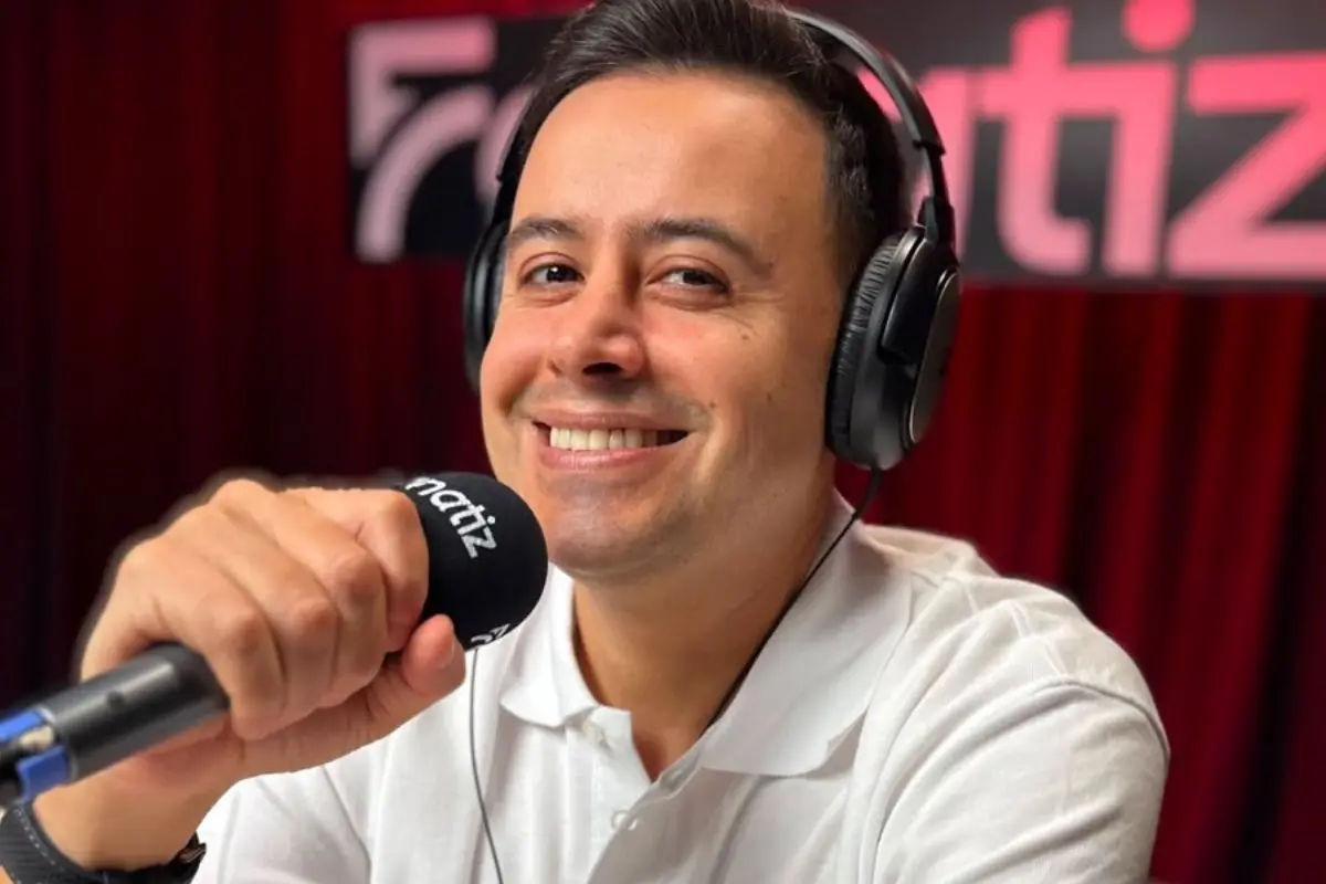 Alberto Jesús López junto al micrófono de Fanatiz, Cedida