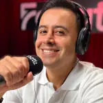 Alberto Jesús López junto al micrófono de Fanatiz, Cedida