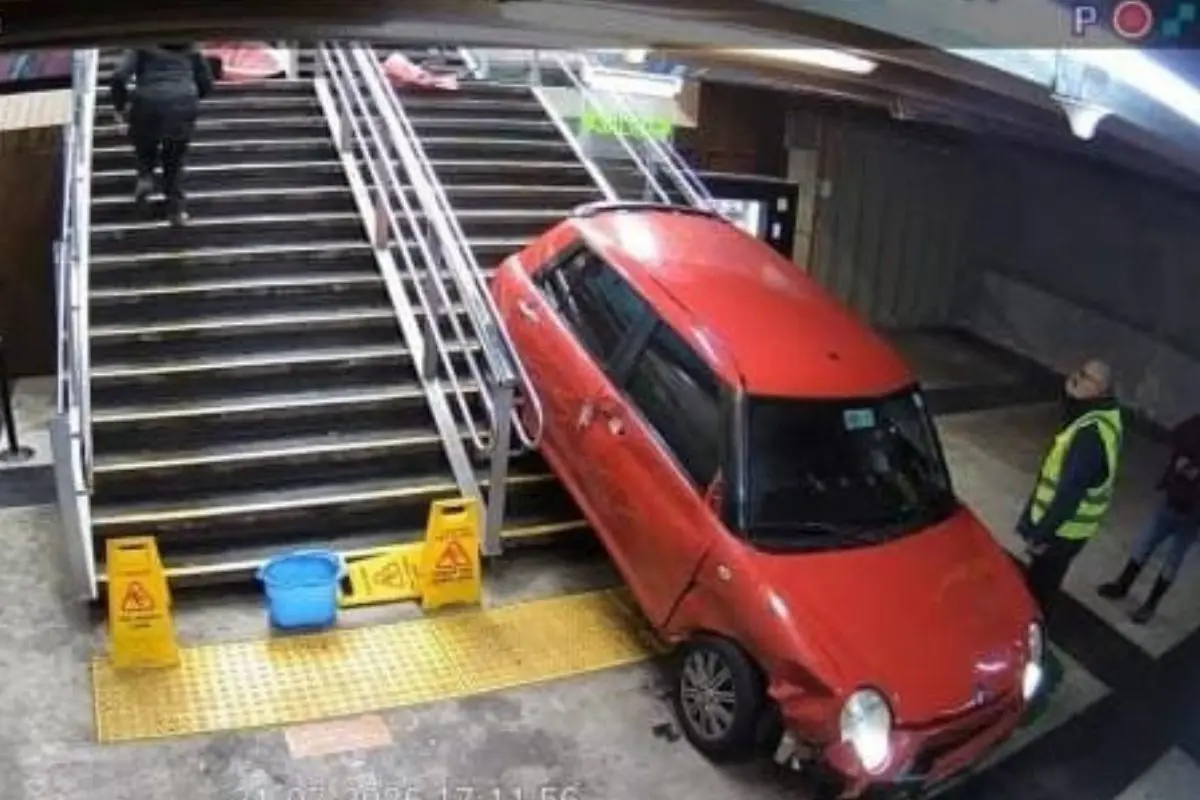 Vehículo entró por las escaleras de la estación, X