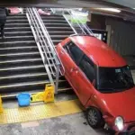 Vehículo entró por las escaleras de la estación, X