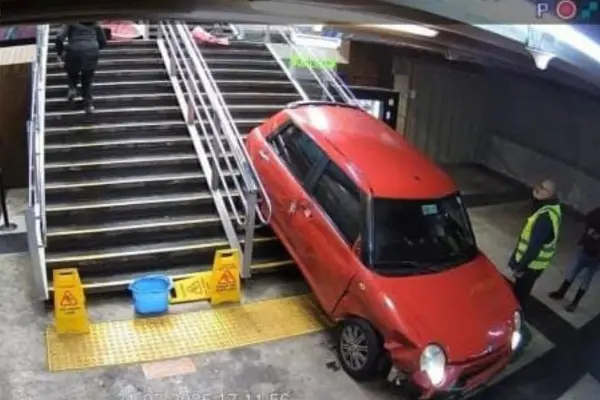 Vehículo entró por las escaleras de la estación ,X