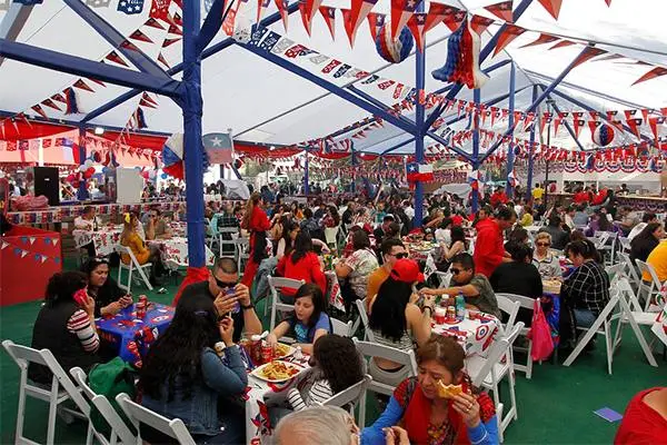 Cancelan emblemática fonda a casi un mes de las Fiestas Patrias ,Redes sociales | Referencial