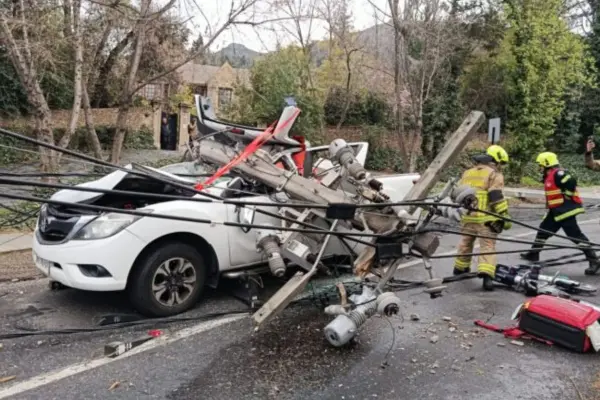 Un poste partió casi en dos camioneta afectada ,Captura