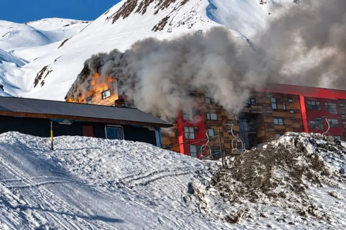 Incendio destruyó reconocido hotel en Nevados de Chillán, Redes sociales | X