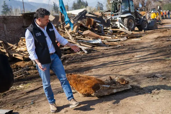 Daniel Reyes, alcalde de La Florida, en terreno que fue desalojado ,Cedida