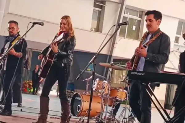 Nicole se presentó frente a los alumnos de colegio en Puente Alto ,Captura