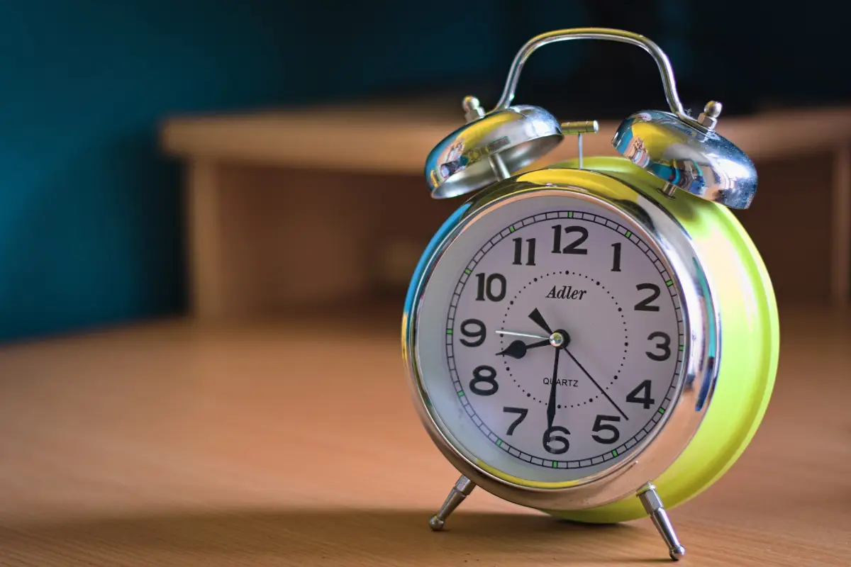 Despertador sonando por cambio de hora con sueño