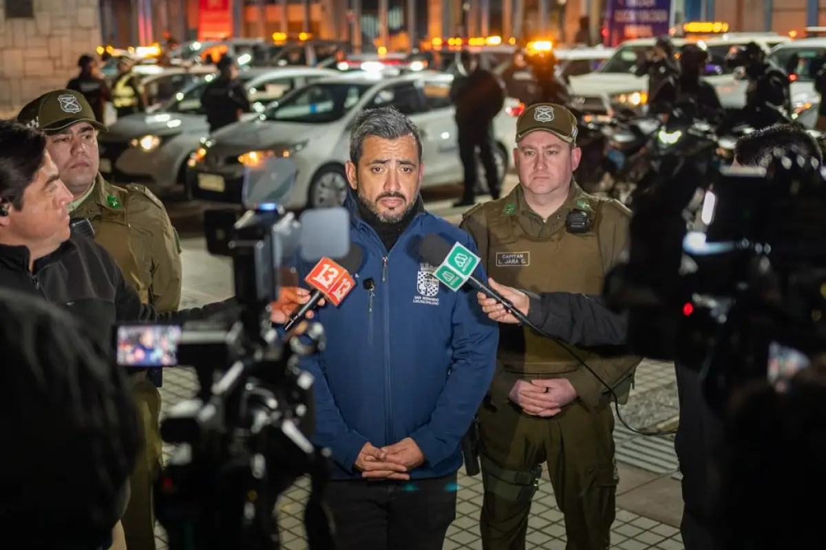 Alcalde de San Bernardo Christopher White realizando declaraciones a la prensa