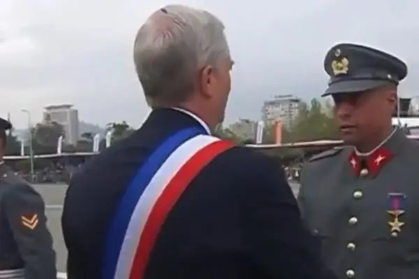Una mosca se posó sobre el Presidente ,Captura