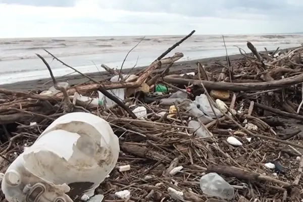 Basura acumulada en la playa de Llolleo ,Captura
