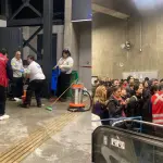 Gran cantidad de gente en estaciones del metro, Captura