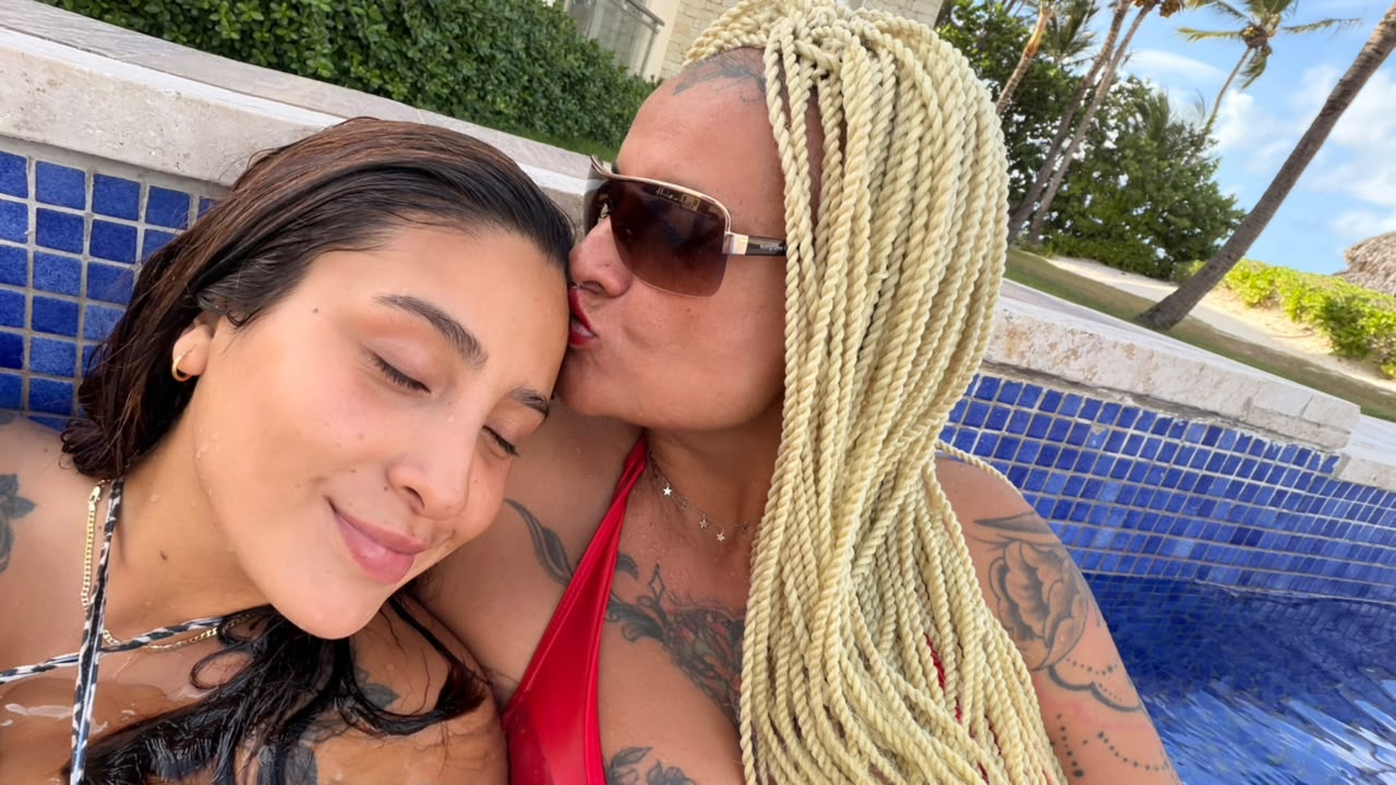 Carla Roseblack junto a su madre - Cedida