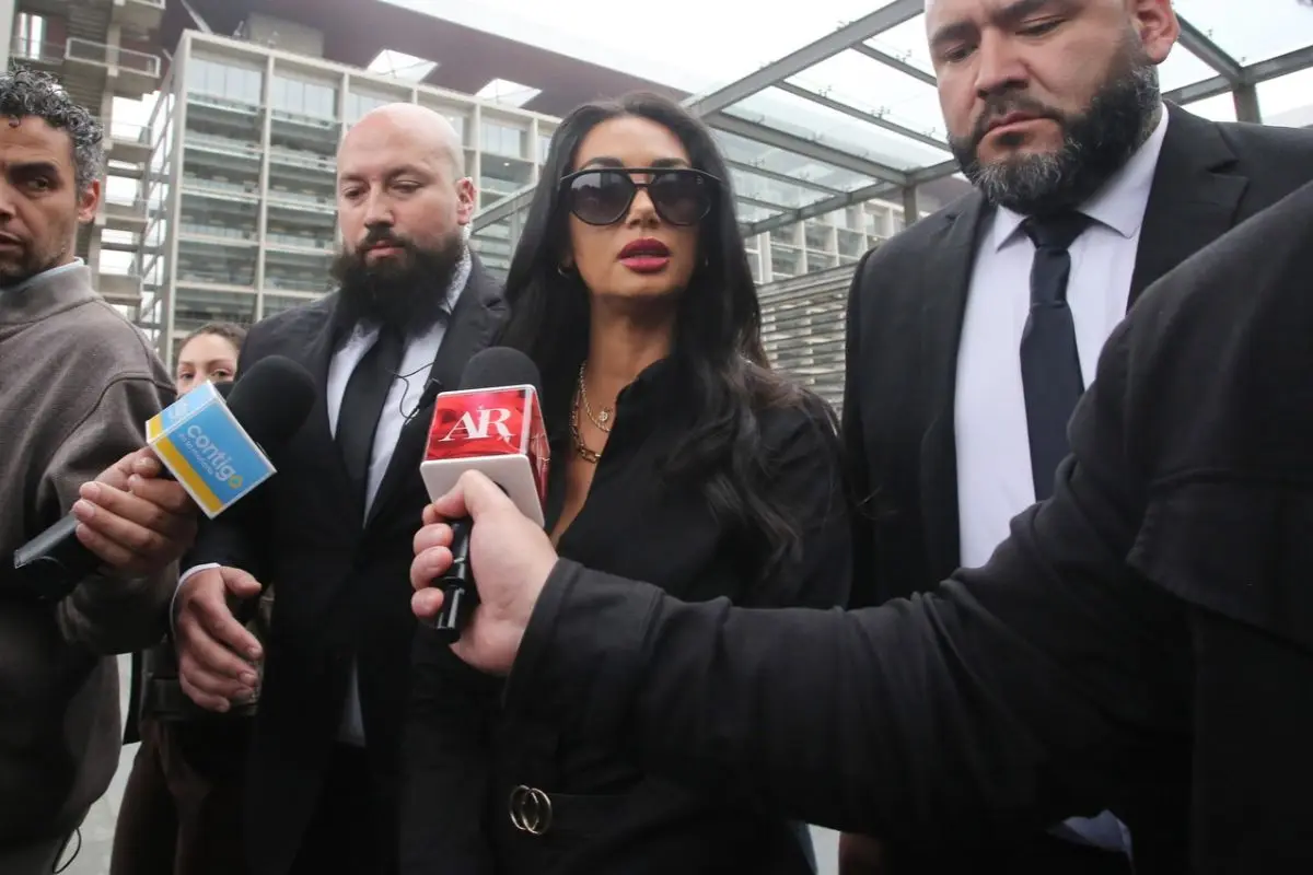 Pamela Díaz escoltada en el Centro de Justicia, X