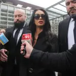 Pamela Díaz escoltada en el Centro de Justicia, X