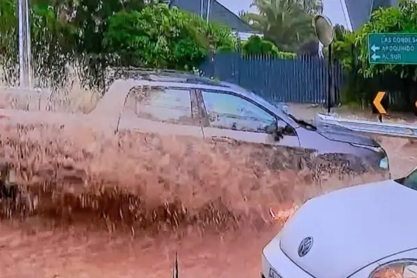Calles de Las Condes se convirtieron en ríos ,Captura