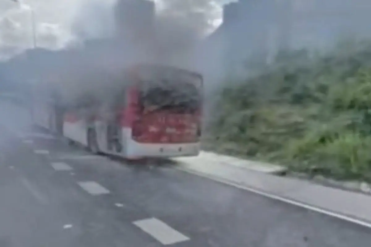 Bus terminó envuelto en llamas, Captura